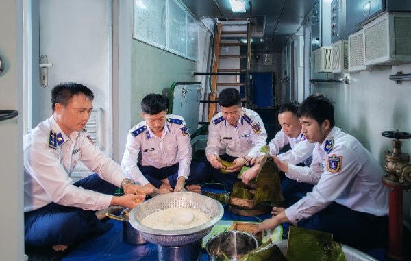 Các chiến sĩ gói bánh chưng trên tàu.