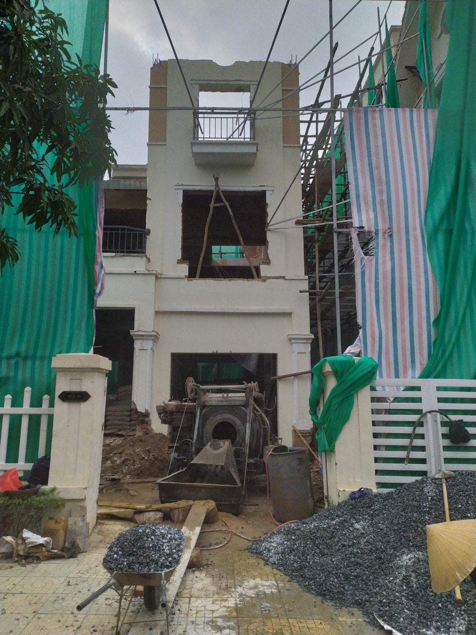 Ngôi nhà sửa chữa nham nhở. Ảnh chụp ngày 11/11/2021.
