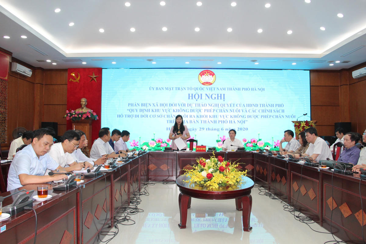 Bà Nguyễn Lan Hương, Chủ tịch Ủy ban MTTQ thành phố Hà Nội phát biểu tại hội nghị.