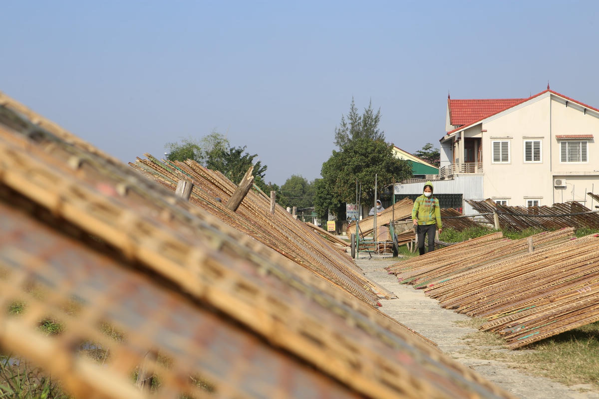 Bánh được phơi trên những tấm phên làm bằng tre hoặc nứa.