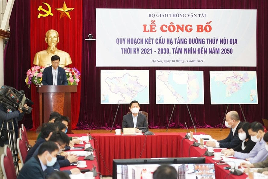 Quang cảnh buổi lễ công bố Quy hoạch kết cấu hạ tầng đường thủy nội địa thời kỳ 2021 - 2030, tầm nhìn đến năm 2050. Ảnh Đ.T..