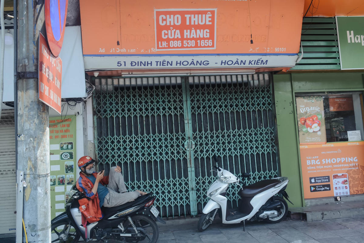 Nằm ngay cạnh hồ Gươm, phố Đinh Tiên Hoàng cũng phải cũng treo biển cho cho thuê cửa hàng. Đáng nói thị trường mặt bằng cho thuê tại Hà Nội gần như điêu đứng khi nhiều người cho rằng mở hàng kinh doanh thời điểm này là quá mạo hiểm.