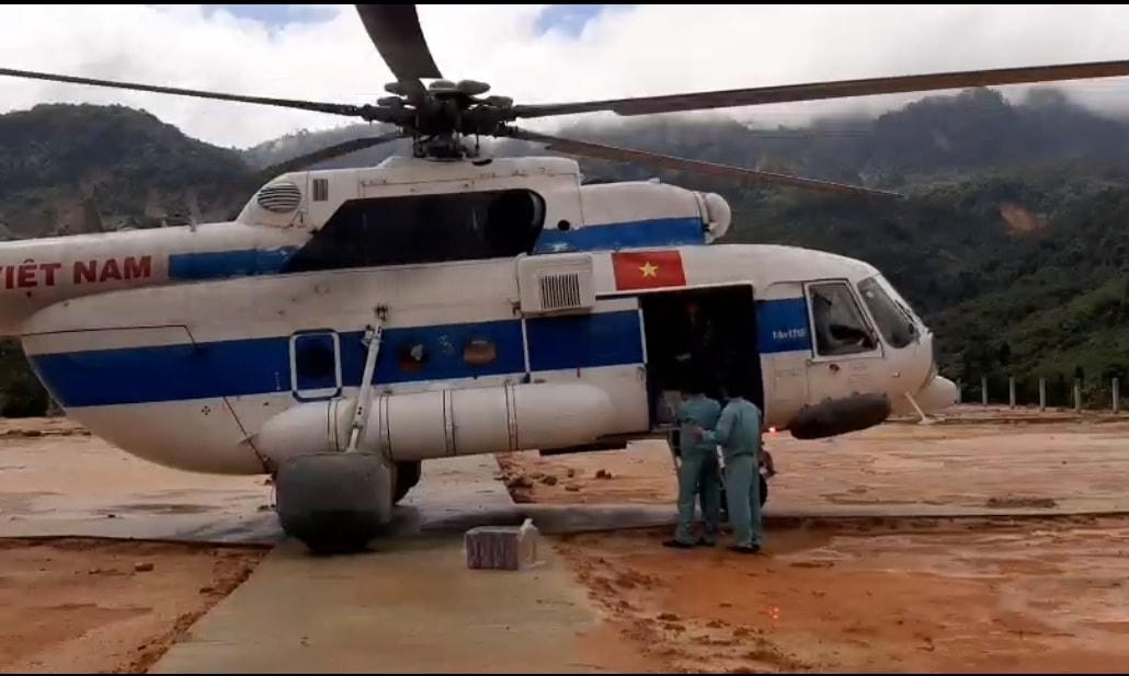 Máy bay trực thăng hạ cánh an toàn sau khi làm nhiệm vụ.