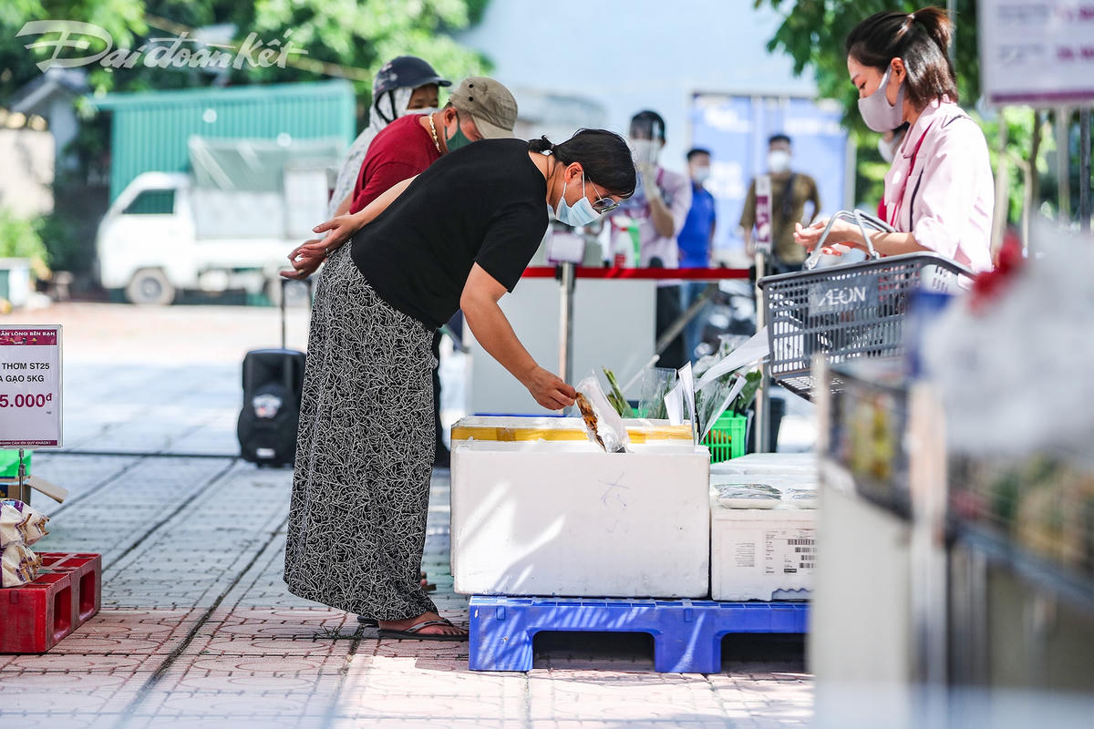Tại siêu thị lưu động có những mặt hàng tươi sống để phục vụ người dân mà ở nhiều cửa hàng nhỏ lẻ không có được.