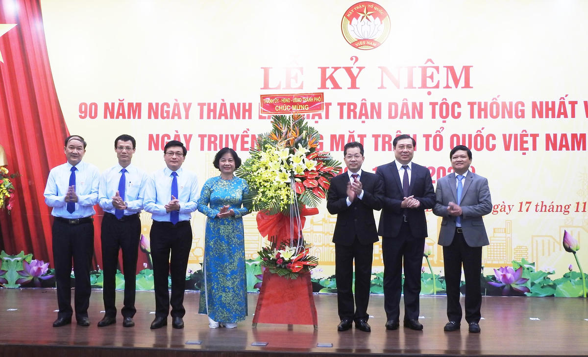 Lãnh đạo TP Đà Nẵng tặng hoa chúc mừng Ủy ban MTTQ Việt Nam TP Đà Nẵng tại Lễ kỷ niệm. Ảnh Thanh Tùng.