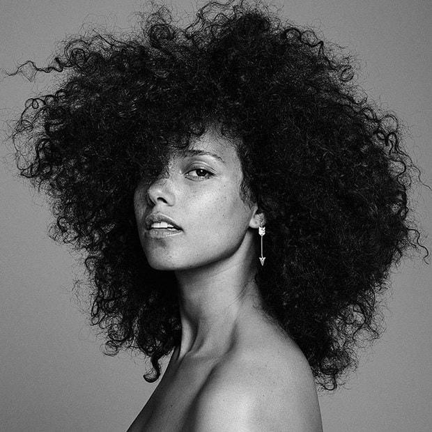 Trào lưu #nomakeup selfies trên Instagram được hưởng ứng rộng rãi trên khắp thế giới. Ca sỹ Alicia Keys thậm chí tuyên bố sẽ không bao giờ trang điểm nữa, điều này giúp cô thấy tự tin hơn về nhan sắc của mình.