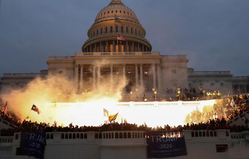Bên ngoài Điện Capitol, khi những người biểu tình vẫn còn tập trung. Ảnh: Reuters.