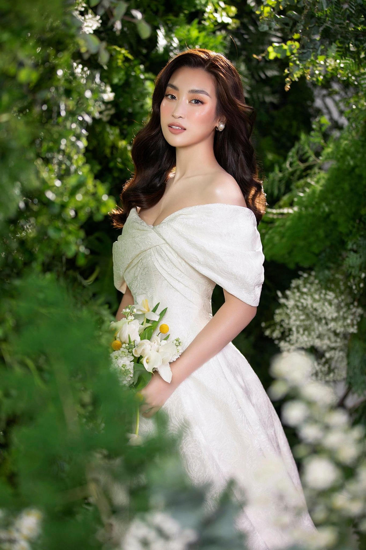 Hoa hậu Đỗ Mỹ Linh đẹp rạng ngời khi làm cô dâu