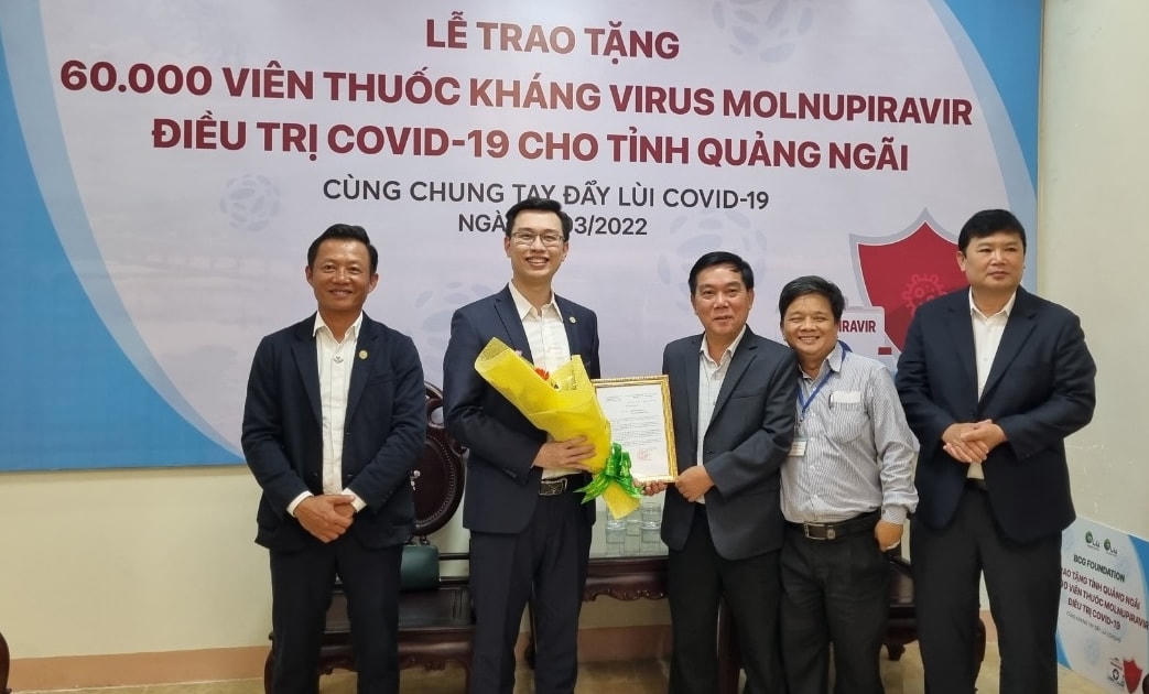 Lãnh đạo tỉnh Quảng Ngãi tặng hoa và thư cảm ơn cho công ty tặng số thuốc điều trị Covid-19.