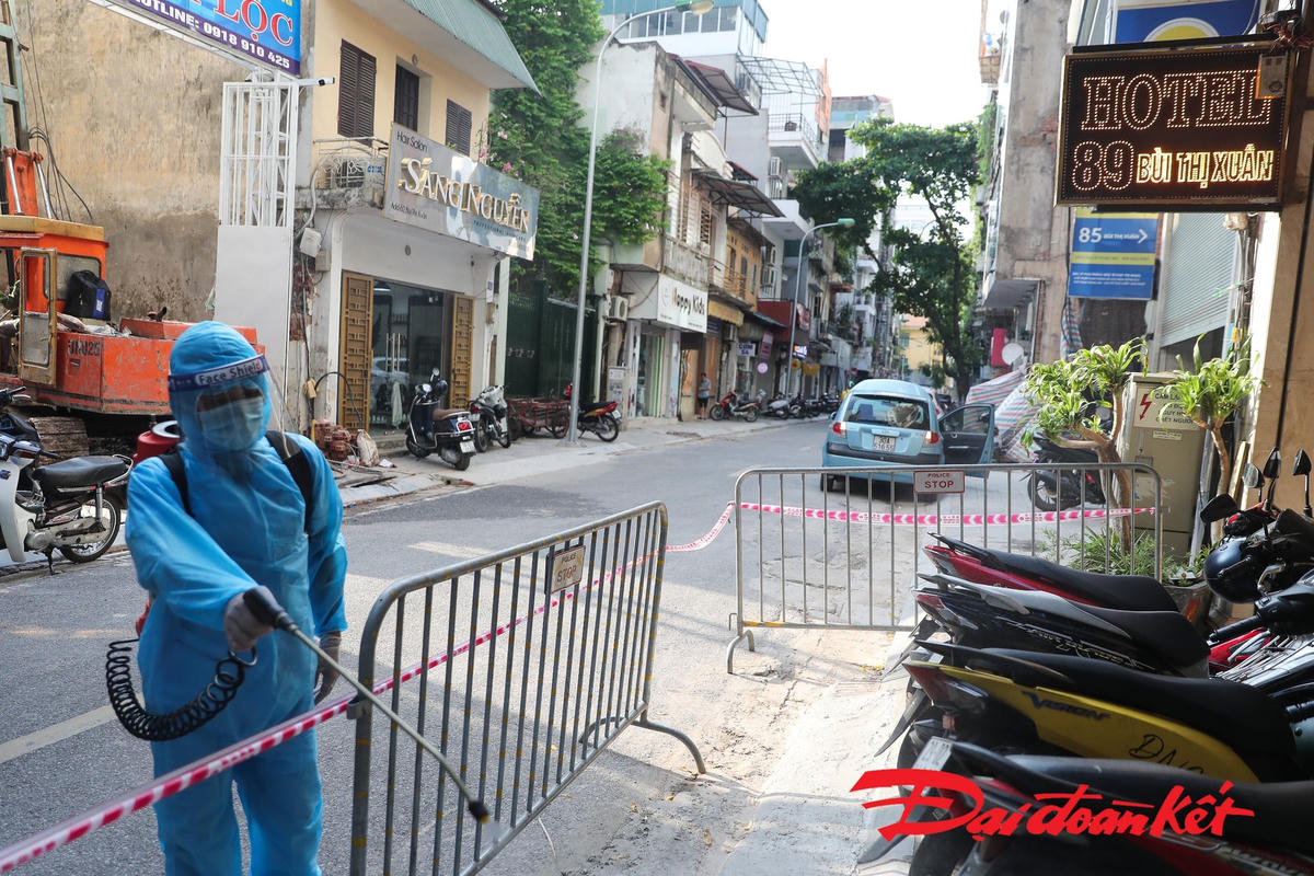 [ẢNH] Triển khai biện pháp phòng dịch tại quận Hai Bà Trưng liên quan 5 ca dương tính 