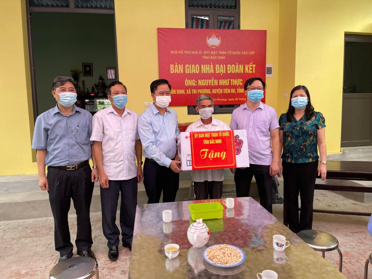 Lãnh đạo Ủy ban MTTQ tỉnh Bắc Ninh và huyện Tiên Du bàn giao kinh phí hỗ trợ xây dựng nhà Đại đoàn kết cho hộ nghèo. Ảnh: Quang Vinh.