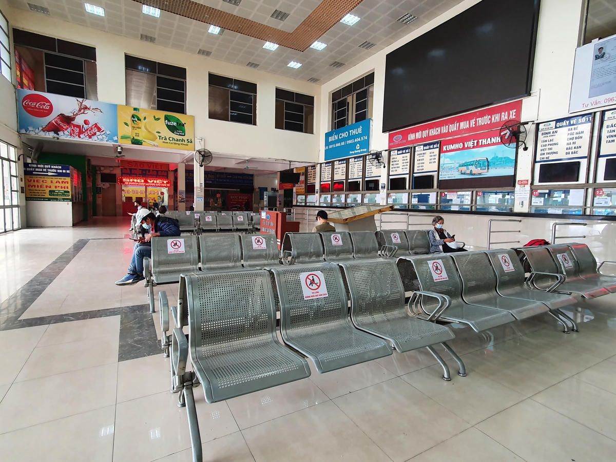 Bên trong khu vực sảnh chờ, chỉ có một vài người đang chờ đến giờ xe chạy.