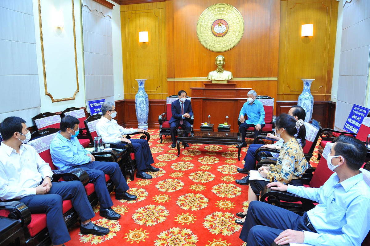 Quang cảnh buổi tiếp nhận. 