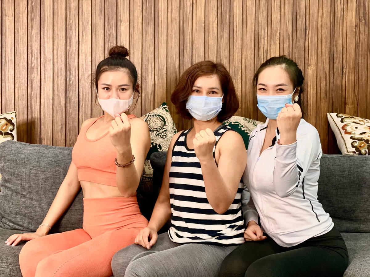 Các thành viên sáng lập nhóm tập luyện online  "Yêu sức khỏe-Yêu cái đẹp". (Từ trái qua phải: chị Lê Thị Trang, Vương Phạm Song Bình, Đỗ Hà Phương). Ảnh: Hoàng Chiến.