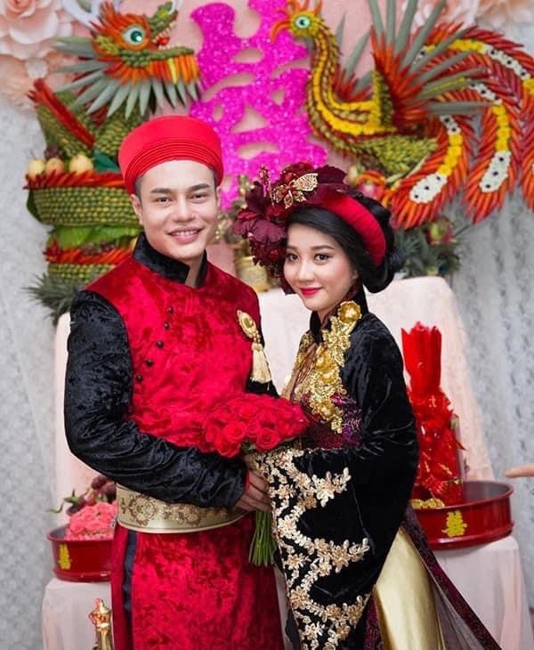 Mới đây vợ chồng Lê Dương Bảo Lâm vừa kỷ niệm 4 năm ngày cưới. Anh đăng hình cưới cách đây 4 năm và nhận được nhiều lời chúc phúc.
