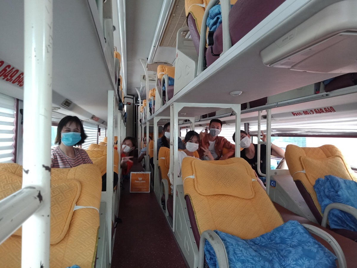 Người dân tại một chuyến xe nghiêm túc chấp hành quy định đeo khẩu trang để đảm bảo an toàn.