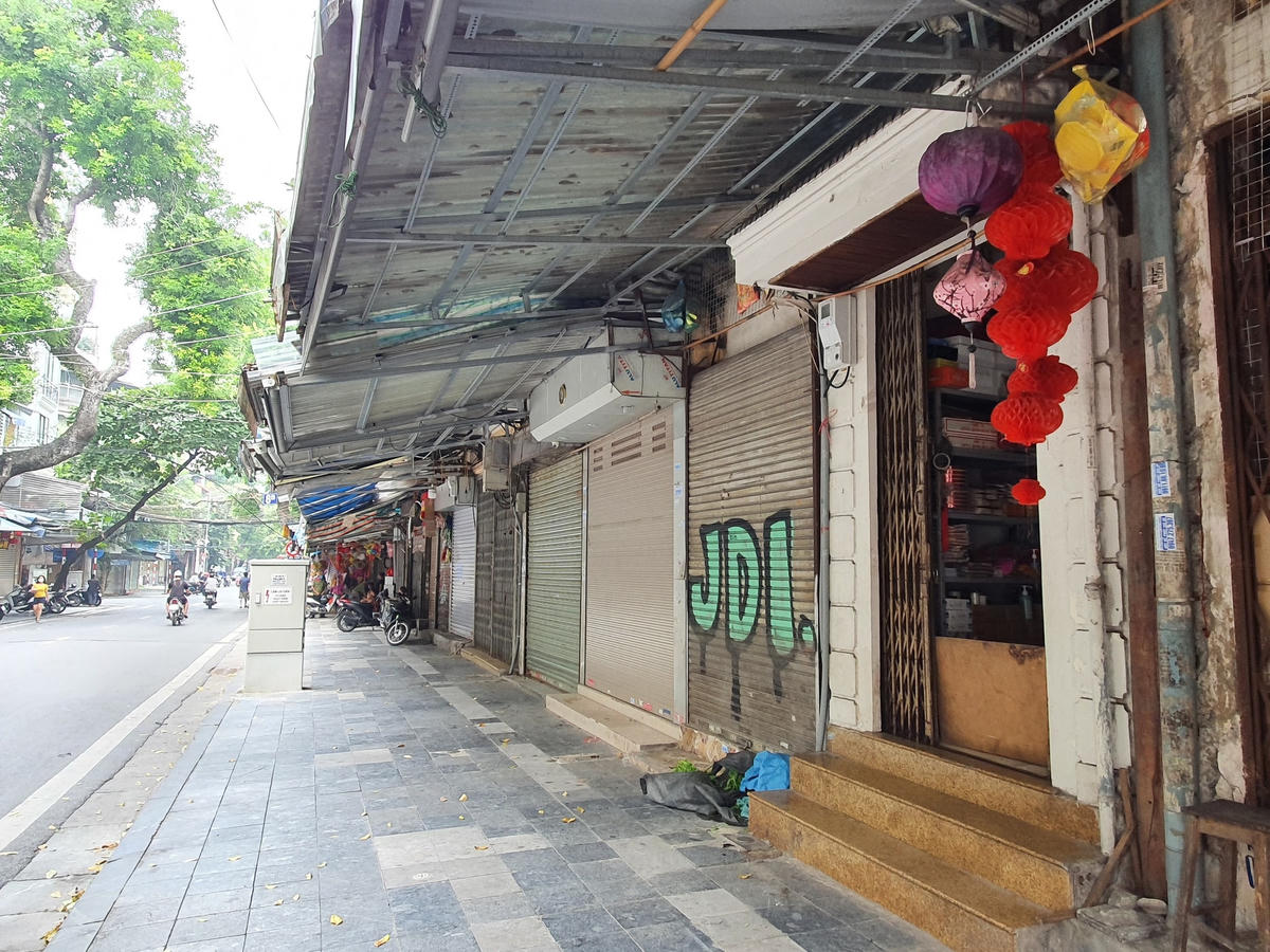 Chợ Trung thu Hàng Mã vắng tanh trong 'mùa dịch'