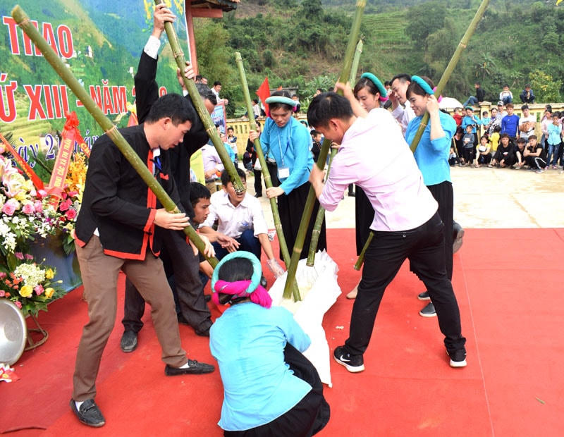 Đồng bào Sán Chỉ tham gia hoạt động lễ hội. Ảnh: Công Thành.