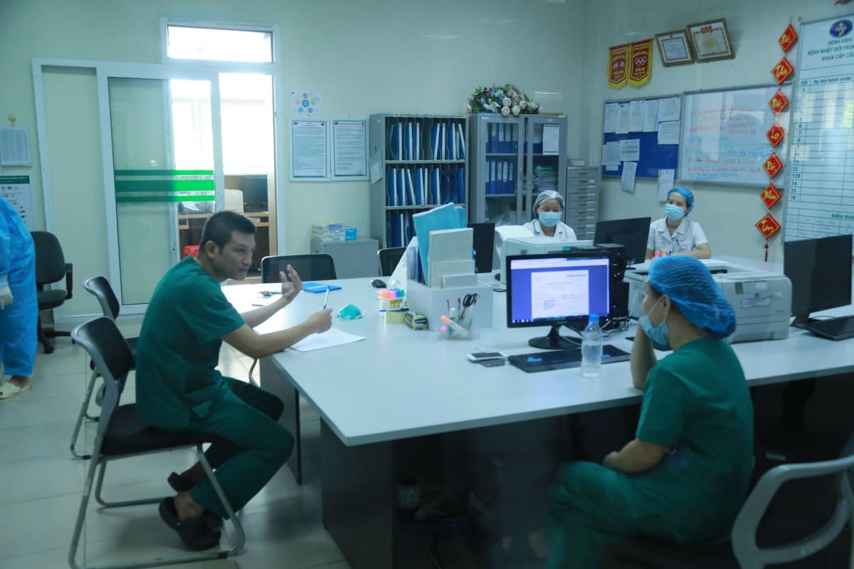 Các y bác sĩ sẵn sàng trong công tác điều trị cho bệnh nhân.