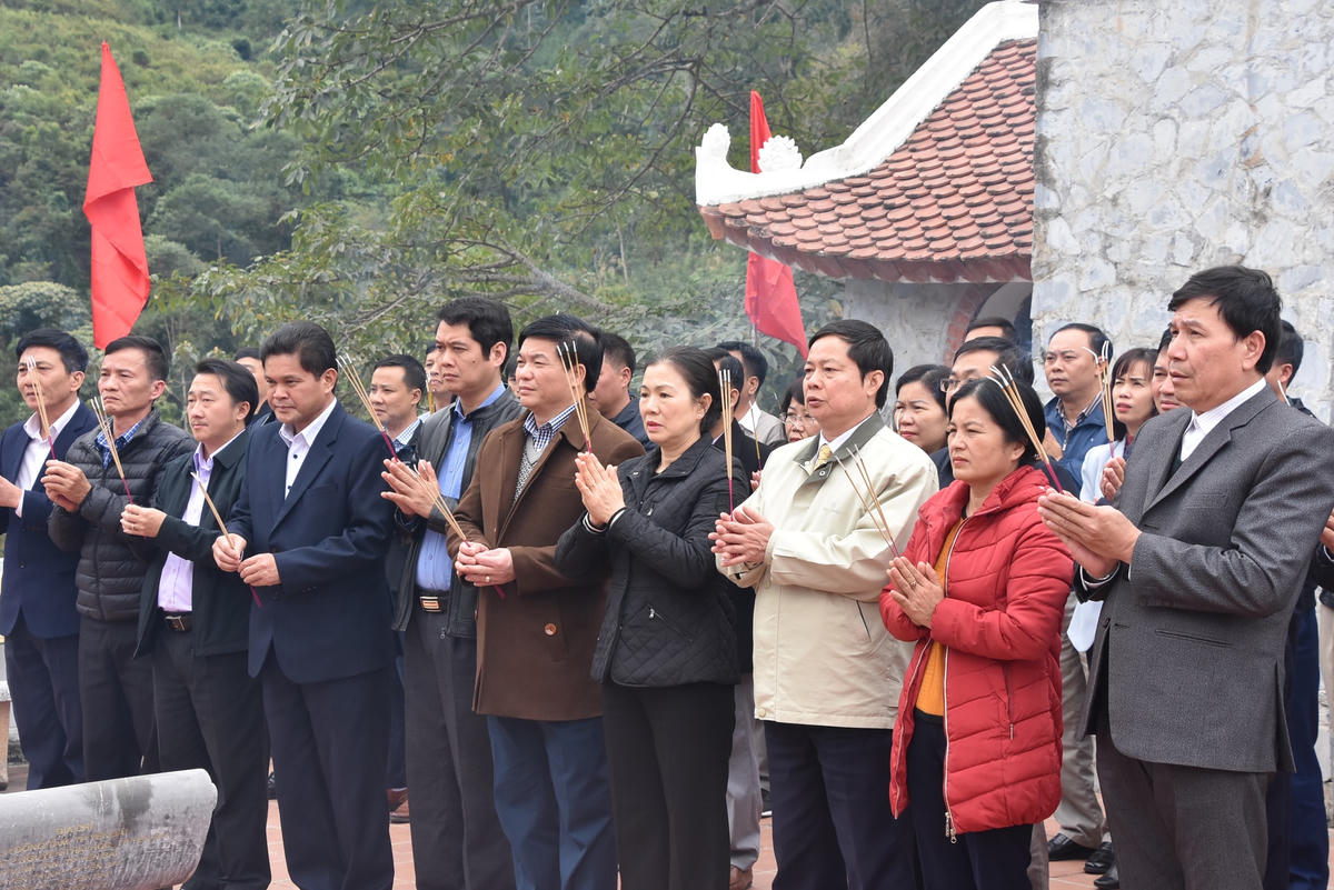 Phó Chủ tịch Trương Thị Ngọc Ánh dâng hương tại Đền thờ các anh hùng liệt sĩ mặt trận Vị Xuyên.