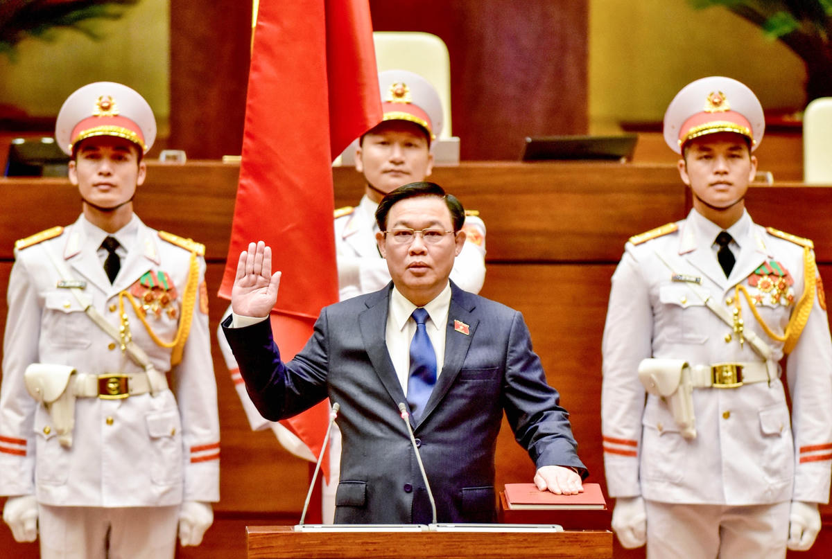 Chủ tịch Quốc hội Vương Đình Huệ tuyên thệ. Ảnh: Quang Vinh.  