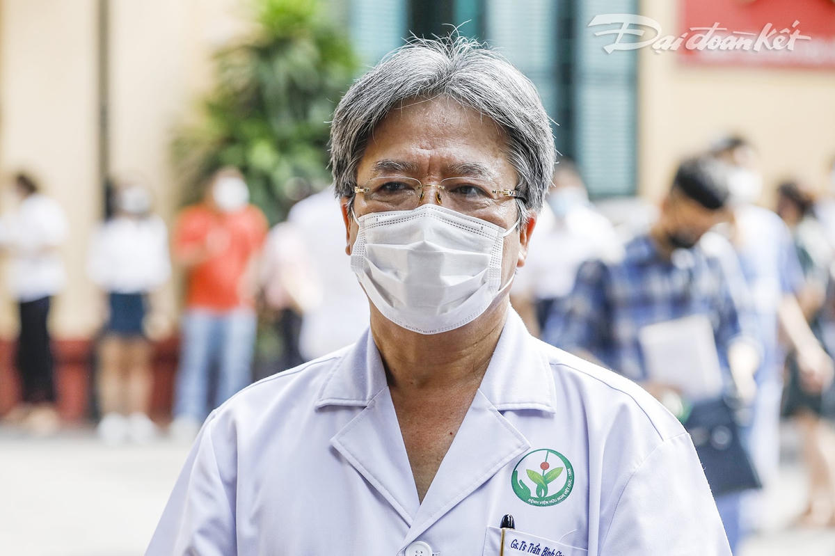 GS.TS Trần Bình Giang – Giám đốc Bệnh viện Hữu nghị Việt Đức động viên, chúc sức khỏe đội ngũ y bác sĩ. Ảnh: Quang Vinh.