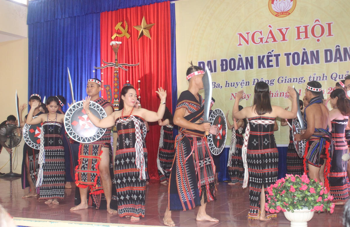 Tiết mục văn nghệ mừng Ngày hội Đại đoàn kết toàn dân tộc được người dân xã Ba thể hiện.