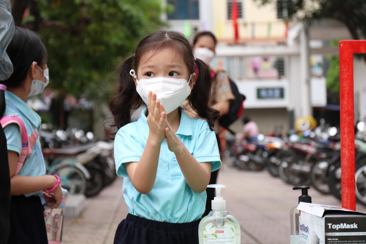 Trẻ được giáo viên hướng dẫn cách sát khuẩn tay trước khi vào lớp.