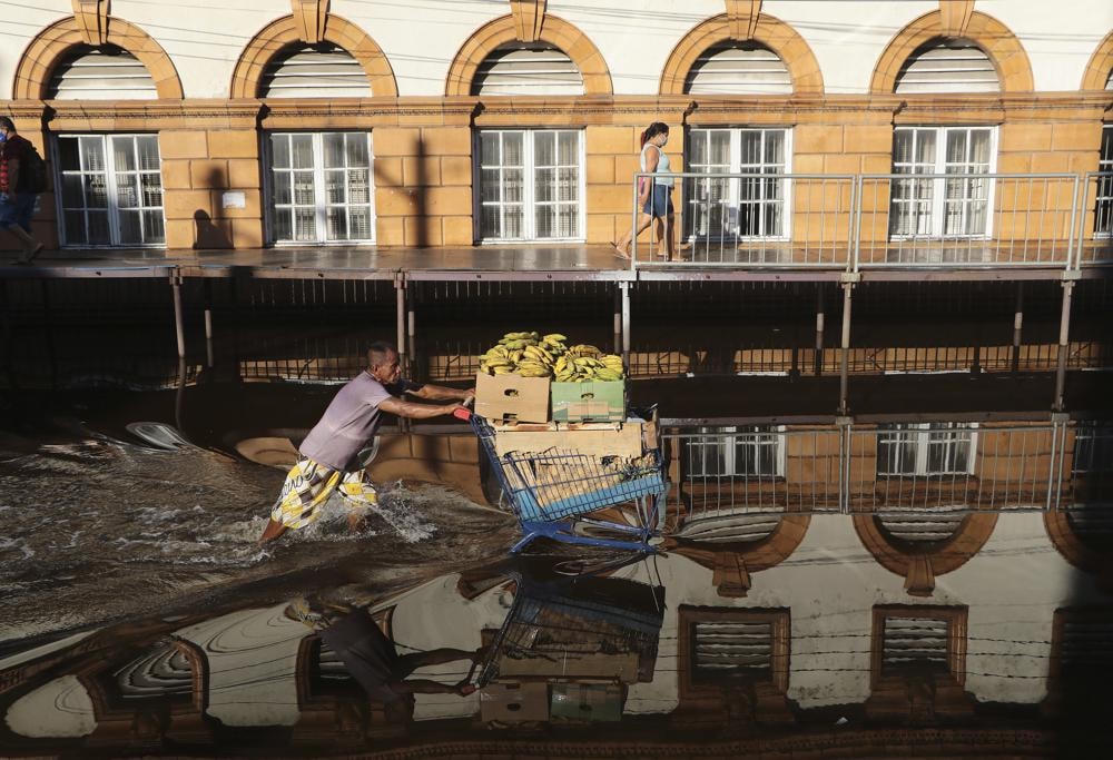 Một con đường bị ngập lụt tại thành phố Manaus, bang Amazonas, Brazil. Ảnh: AP.