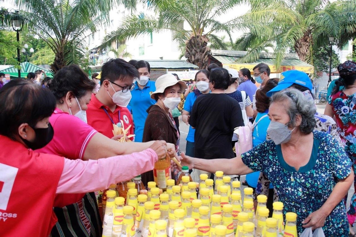 Người dân được nhận các nhu yếu phẩm thiết yếu để đổi lấy rác thải có thể tái chế lại do người dân mang tới.