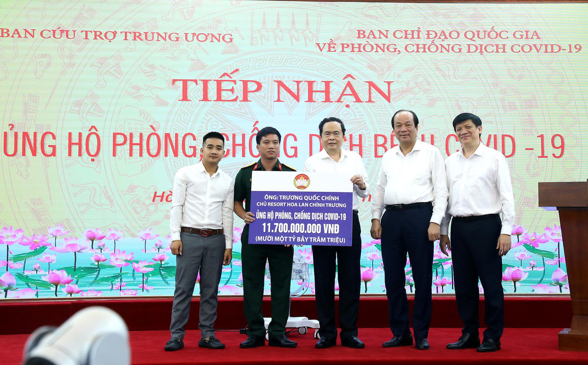 Chủ tịch Trần Thanh Mẫn tiếp nhận số tiền 11,7 tỷ đồng từ ông Trương Quốc Chính, Chủ Resort Hoa Lan và Hiệp hội những người yêu hoa lan toàn quốc. Ảnh: Quang Vinh.