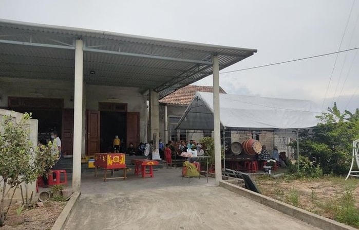 Người thân và chính quyền địa phương tổ chức lo hậu sự cho nạn nhân.