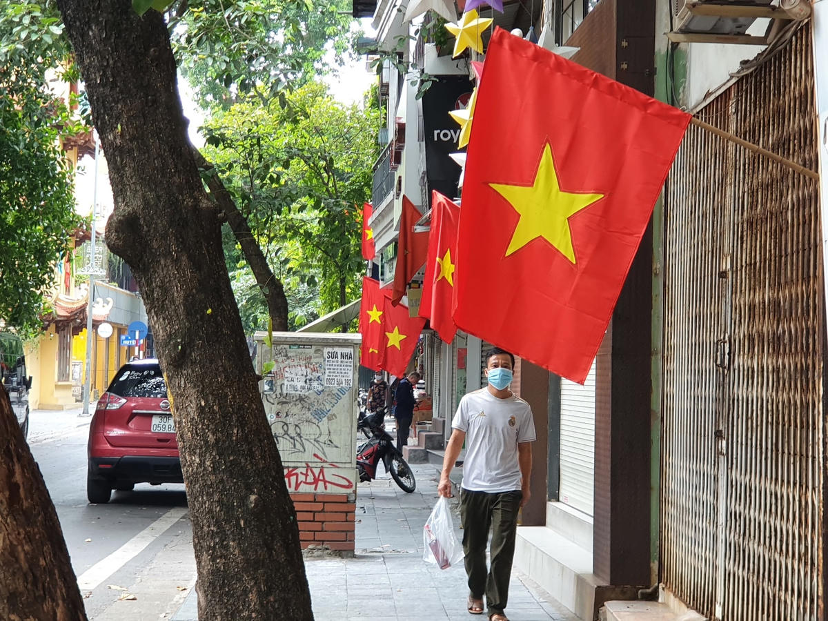 [Ảnh] Hà Nội đỏ rực quốc kỳ trên nhiều tuyến phố  chào mừng Quốc khánh 2/9