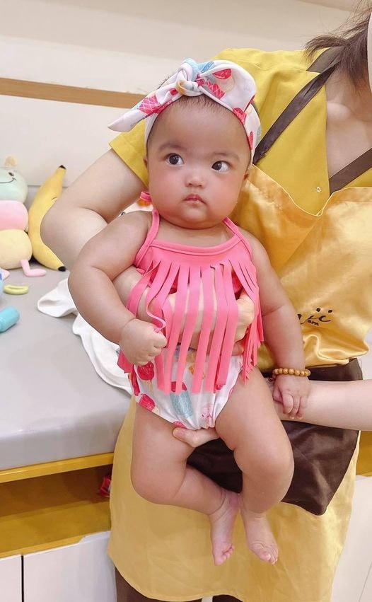 Mạc Văn Khoa nổi tiếng là một cây hài có duyên trên sân khấu, trong khi đó, con gái nhỏ của anh lại trái ngược hoàn toàn với bố bởi luôn có vẻ mặt nghiệm nghị, căng thẳng một cách đáng yêu. "Mặt Con không phải căng đâu ạ!!! Chỉ là Con đang suy nghĩ xem hôm nay Giỗ Tổ các cô, chú có đi coi phim Lật Mặt 48H có Bố con đóng không thôi ạ, kkkkk".