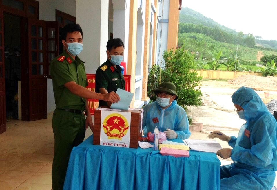 Cán bộ, chiến sĩ thực hiện nhiệm vụ tại khu cách ly tập trung xã Vĩnh An bỏ phiếu bầu đại biểu Quốc hội và HĐND các cấp.