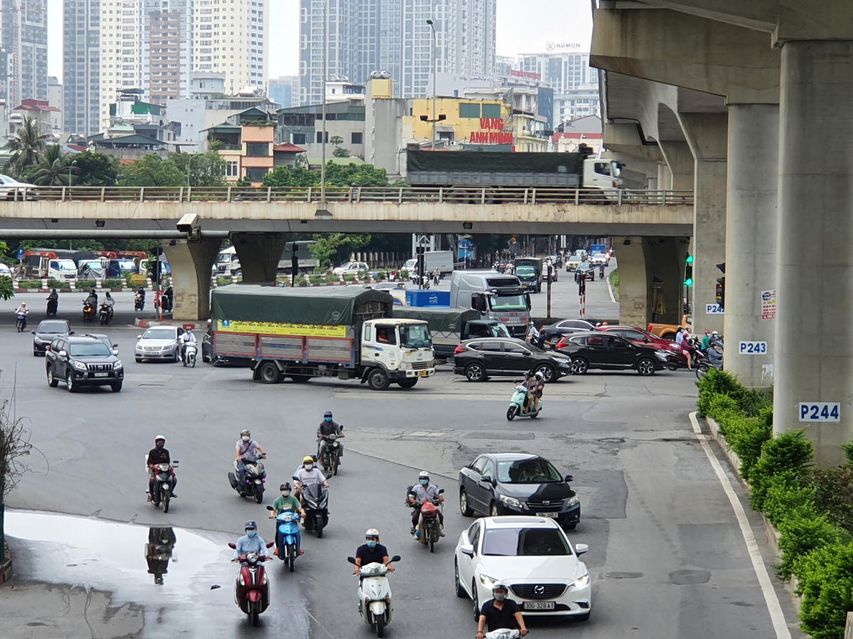 Đường phố Hà Nội đông vui sau khi chính quyền nới quy định về đi lại