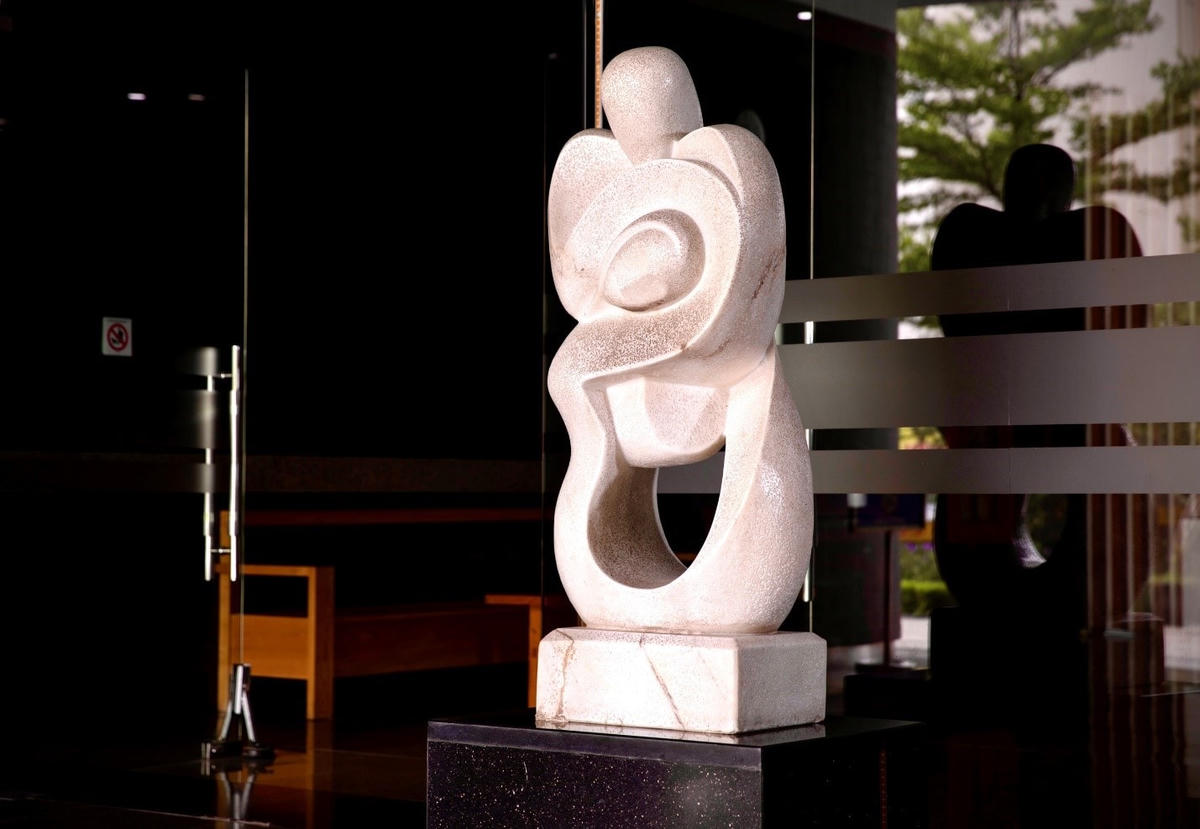 Tác phẩm của Lê Công Thành ẩn chứa tình mẫu tử thiêng liêng (Tại sảnh một tòa chung cư trong dự án The Van Phu - Victoria).