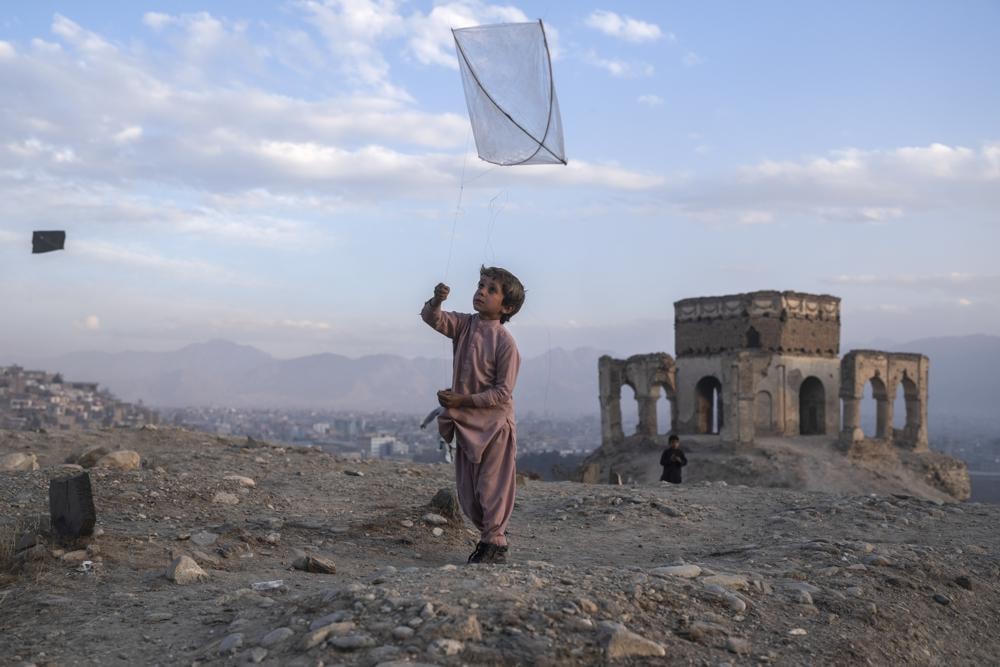Tương lai của nhiều đứa trẻ Afghanistan là những câu hỏi lớn. Ảnh: AP.
