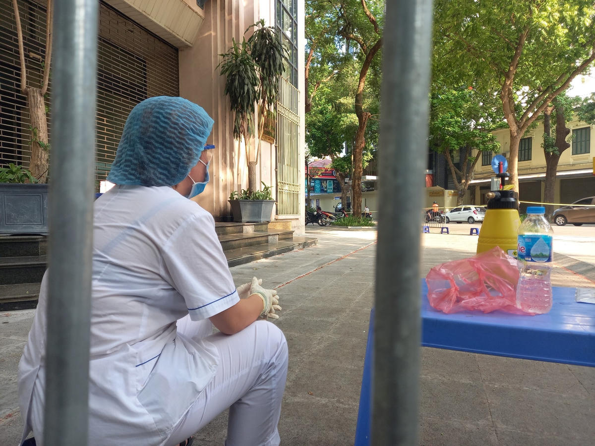 Nhân viên y tế trực tại khu vực cổng của Cục Kỹ thuật an toàn và môi trường công nghiệp (Bộ Công Thương). 