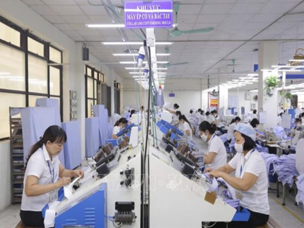 Công nhân Công ty May 10 an toàn làm việc trong dịch Covid-19.