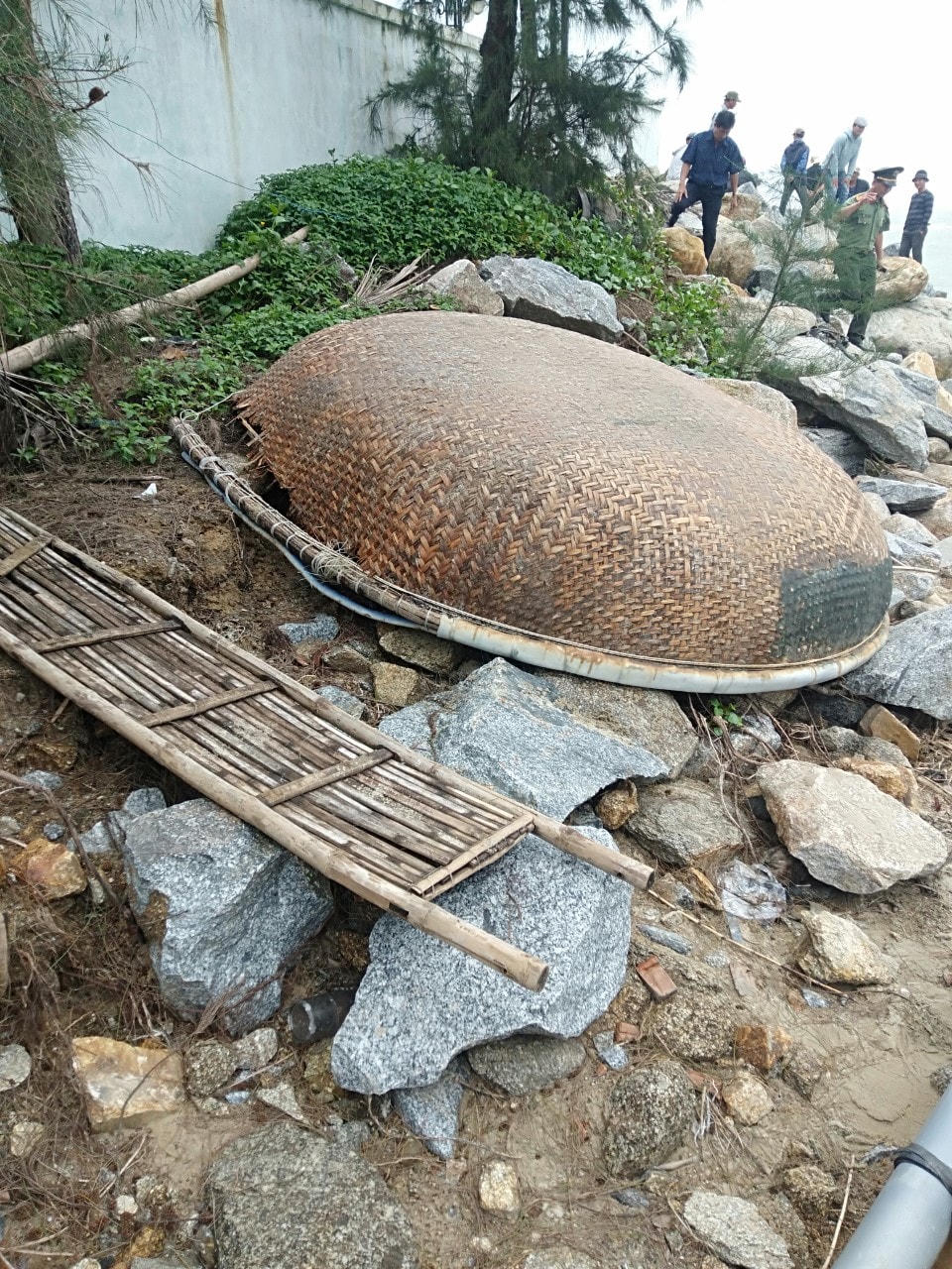 Chiếc thuyền thúng của hai em bị lật trên sông Thu Bồn.
