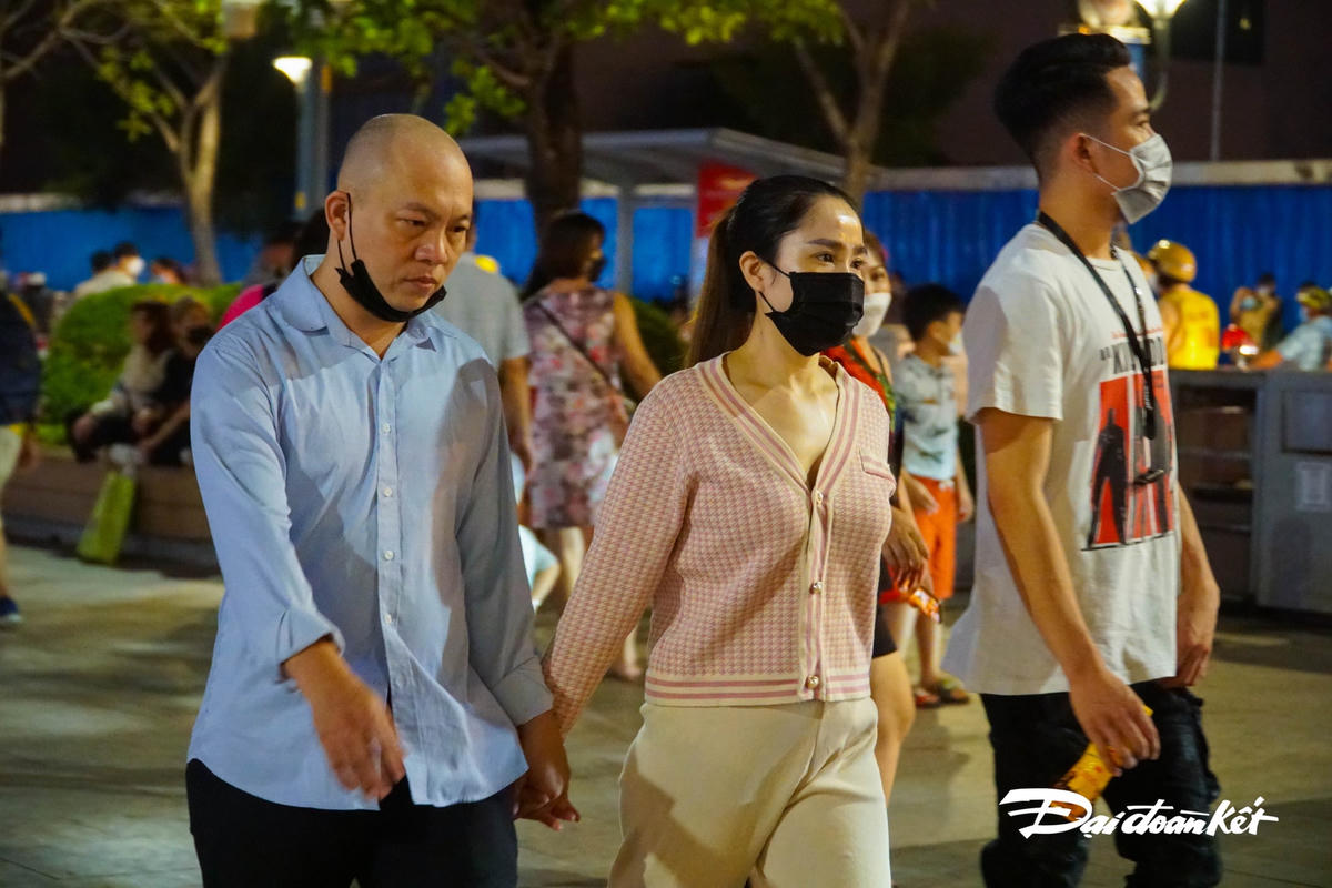 TP HCM: Nhiều người đổ về phố đi bộ Nguyễn Huệ đón  Giáng sinh