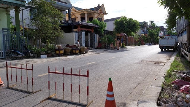 Lực lượng công an đang bảo vệ hiện trường vụ án. Ảnh: B.Đ.N..
