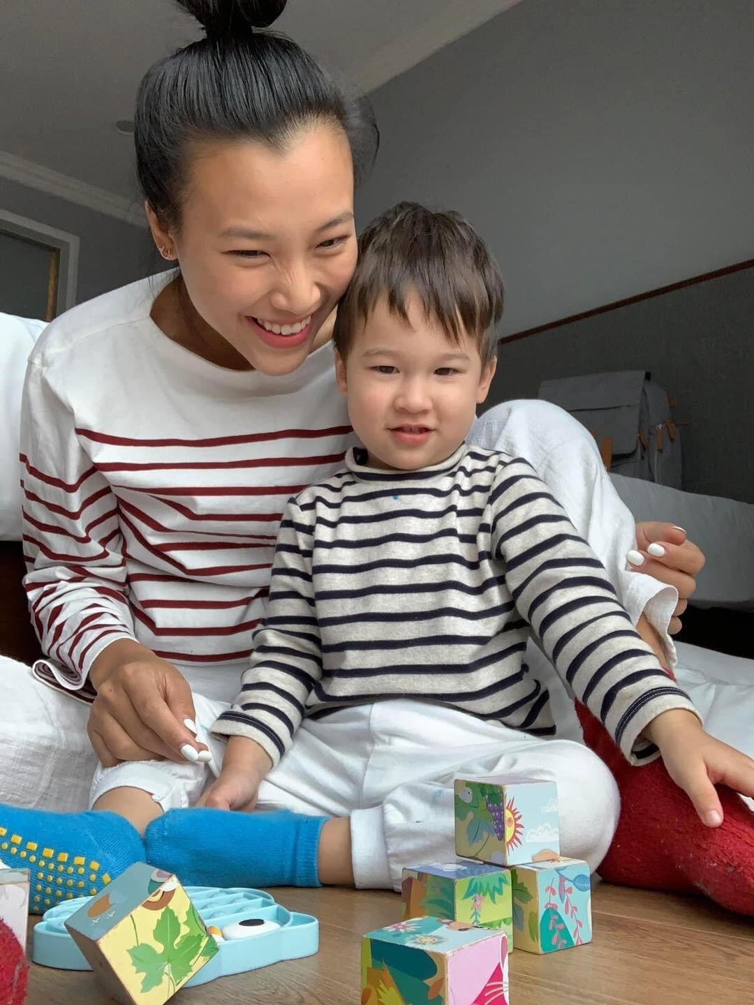Người đẹp cho biết sẽ dành tất cả tình yêu thương để chăm sóc con, cho con được sống bình an và khôn lớn nên người.