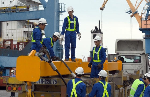 Lực lượng công nhân của công ty vận chuyển đoàn tàu đường sắt đô thị Nhổn - ga Hà Nội chuẩn bị những thiết bị chuyên dụng để cẩu đoàn tàu.