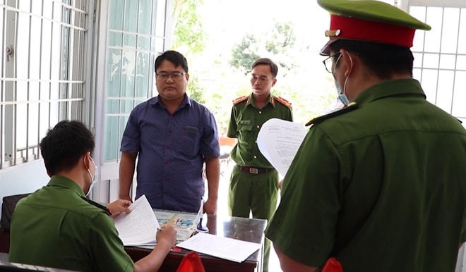 Công an đọc lệnh bắt đối với Phạm Thanh Hải. Ảnh: Công an Vĩnh Long