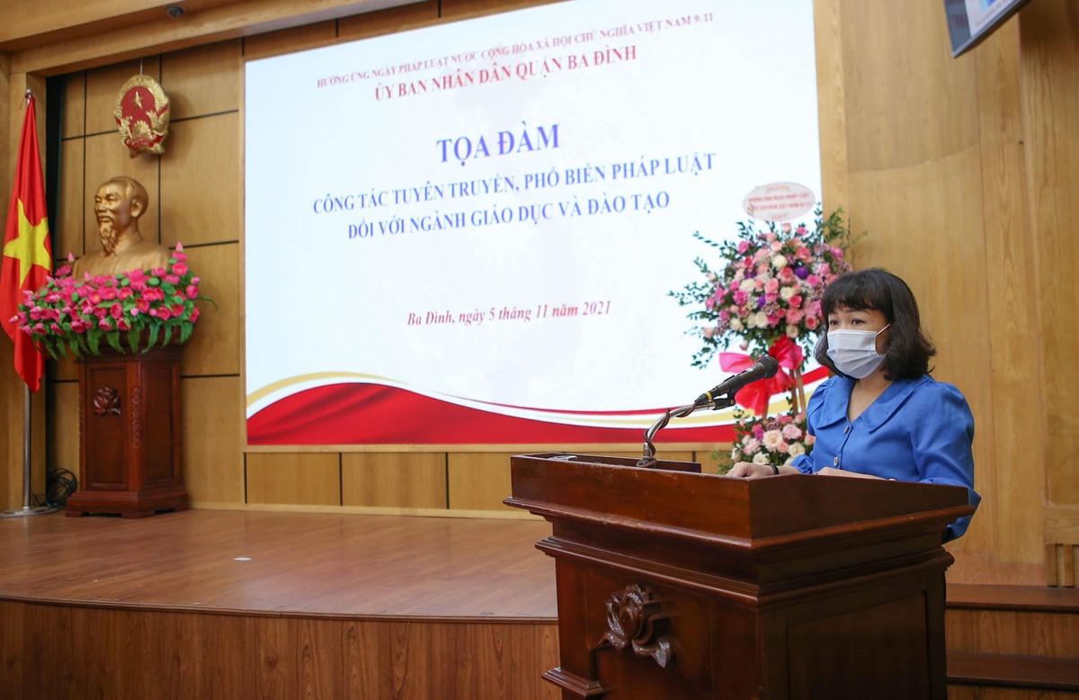 Bà Lê Thị Thu Hà, Trưởng phòng Tư pháp quận Ba Đình phát biểu tại buổi tọa đàm.