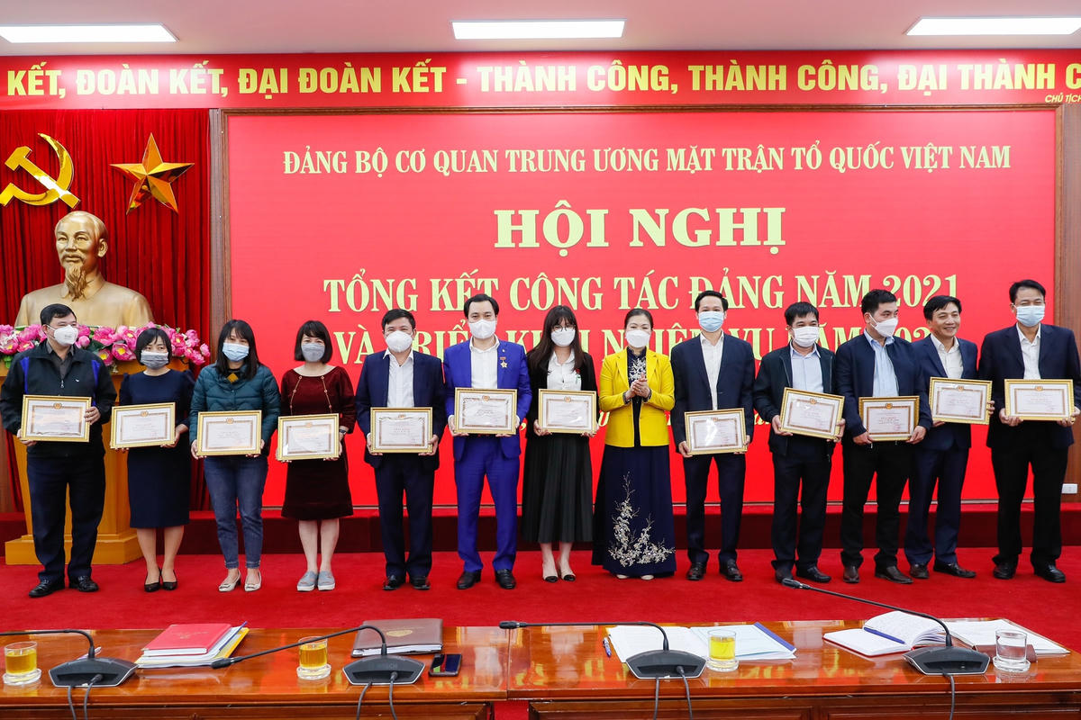 Phó Chủ tịch Trương Thị Ngọc Ánh trao Giấy khen cho các đảng viên “Hoàn thành xuất sắc nhiệm vụ” năm 2021.