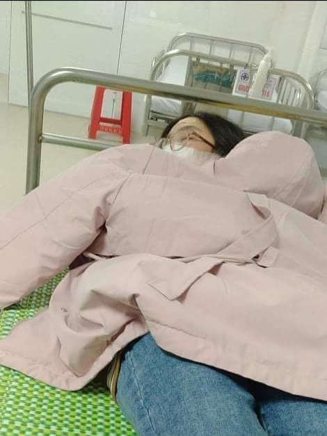 A. phải nhập viên sau khi bị bố bạn đánh.