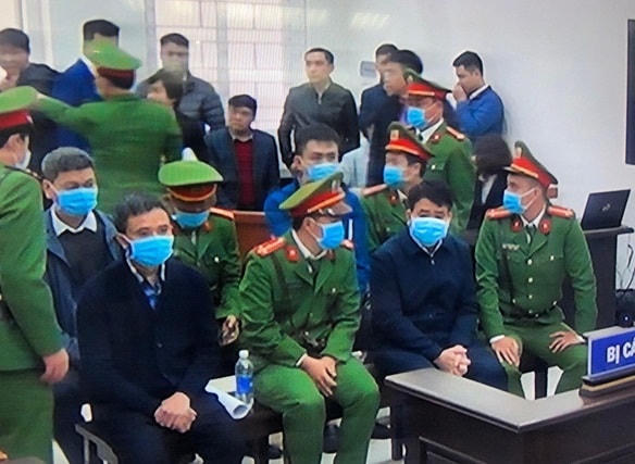 Bị cáo Nguyễn Đức Chung cùng đồng phạm tại phiên tòa. Ảnh: Tuổi Trẻ
